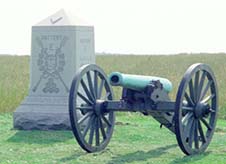 Monument and cannon on Gettysburg battlefield